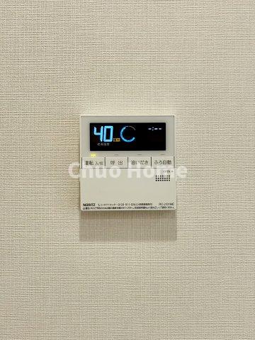 【給湯リモコン】外での一日を忘れさせてくれるオートバス機能でお好みの湯量・温度に調整された浴槽。