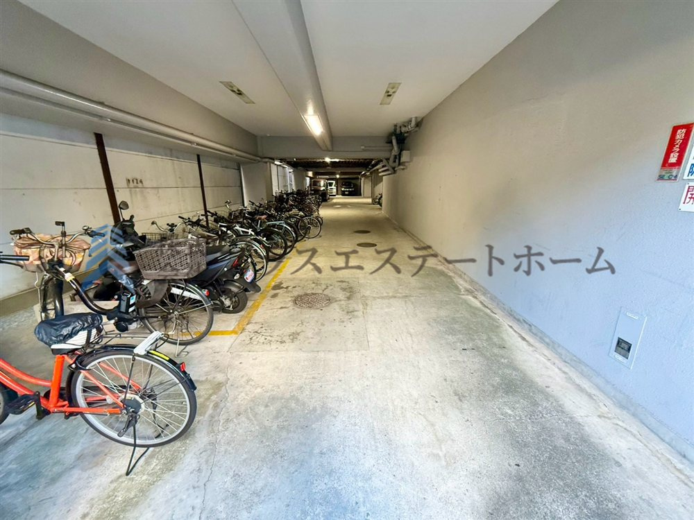 半屋内の自転車置き場♪雨風やいたずらのリスクが軽減されます♪