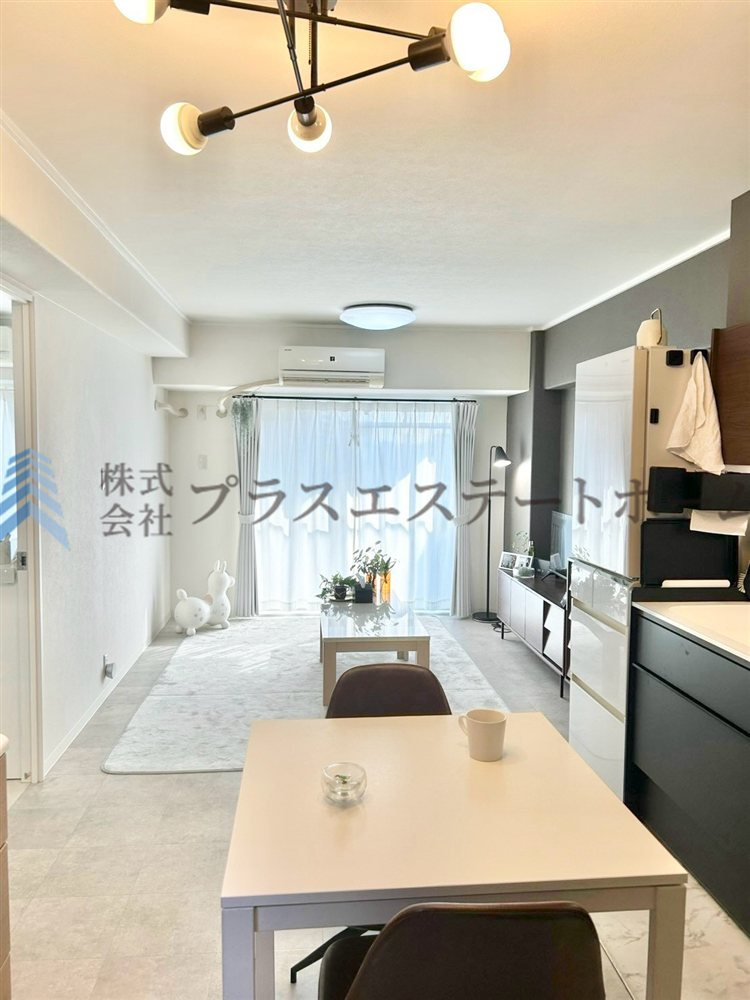 LDKは約13帖確保♪リビング横にバルコニーが隣接しており、大きな窓からの採光で明るい空間です♪