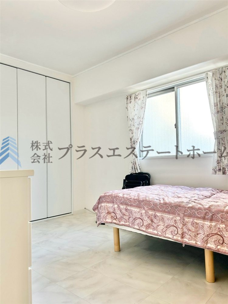 シンプルな洋室でお部屋のコーディネートが楽しめます♪お好みのスタイルに彩ってお気に入りの空間に♪