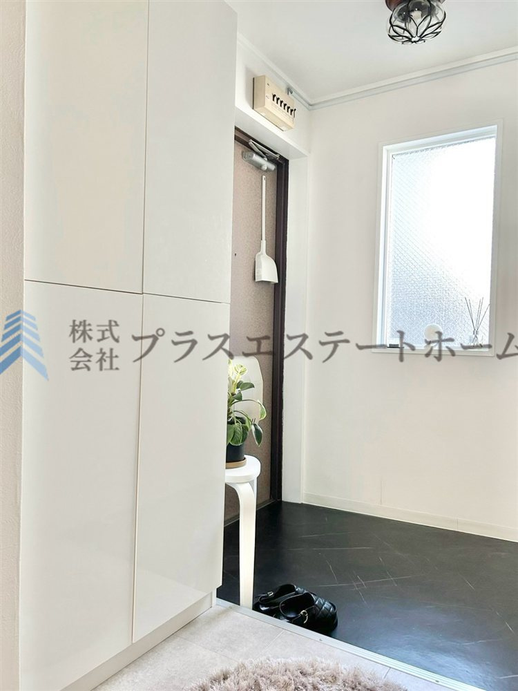 広々玄関で来客時も安心♪天井高のシューズボックスもあるためたくさんの靴を収納できます♪