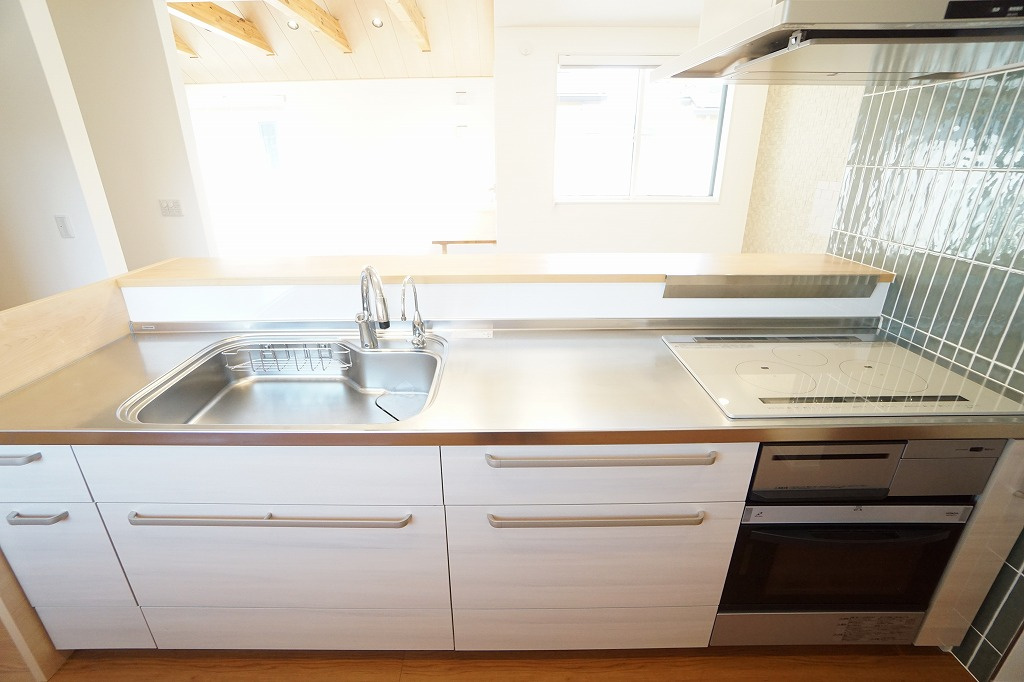お手入れのしやすいシステムキッチン、フラットなIHクッキングヒーター採用でキレイを保てそうですね☆