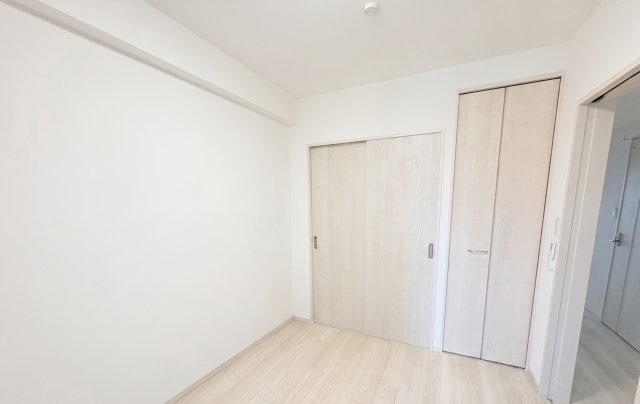 約5帖の洋室は多目的に活用できる使い勝手の良い居室。クローゼットを備えているためすっきり収納でき、お部屋を広々とお使いいただけます。また、隣接する約4帖の洋室とは引き戸でつながる設計となっています。