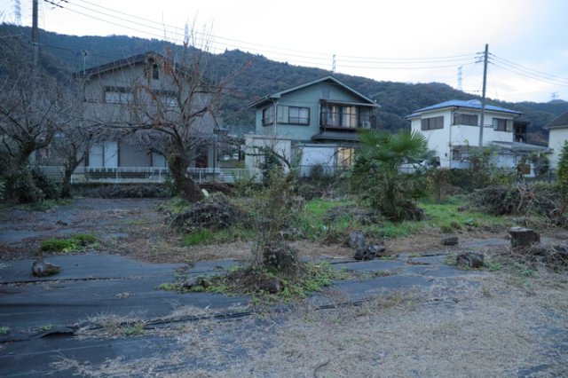 現地に行くなら、物件の周囲の地形がどうなっているかを見ることも大切です。周辺より低くなっている土地では、大雨などで水が集まりやすいため、地盤が弱くなっているということも考えられるため、注意が必要です。