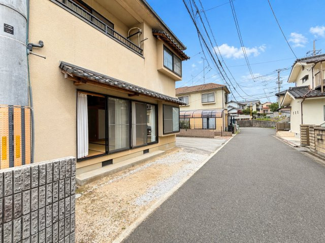 前面道路は見通しが良く、車の通行も比較的落ち着いた環境です。閑静な住宅街に位置しており、小さなお子様がいるご家庭にも安心感があります。周辺は整った街並みで、落ち着いた住環境を求める方におすすめです。