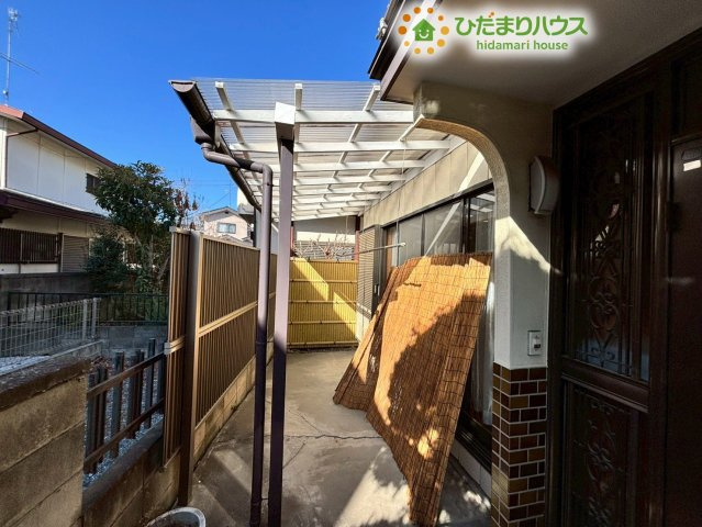 玄関横の通路スペースです！屋根がついているので、自転車や三輪車などを雨から守る置き場所として大活躍します！しっかり目隠しがあるので外部からの視線も気になりにくく、安心して過ごせますね♪