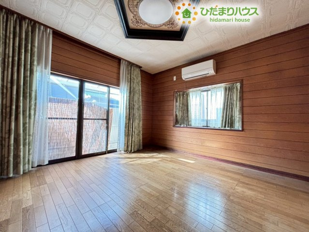 広々としたフローリングの洋室です！壁の白と木目の天井が調和した落ち着くお部屋で、大きな窓から気持ちのいい光が差し込みます！テレビや大きめのソファを置いて、ご家族みんなでゆったり過ごせます♪