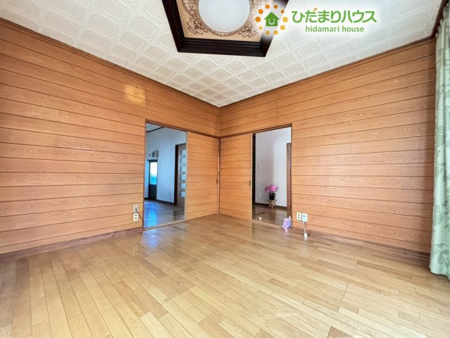 洋室から隣の玄関ホールへ続く部分です！引き戸を開け放つことで、さらに開放感のある広い空間に早変わりします！お子様が遊んでいるときも、リビングから目が届くのでいつでも安心です♪