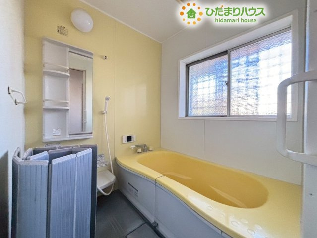 明るいイエローの浴槽が印象的なお風呂です！足を伸ばしてゆったり浸かれるサイズなので、毎日の疲れをじんわり癒せます♪窓から自然光が入るので、お休みの日に日中から入浴するのも気持ちよさそうですね♪