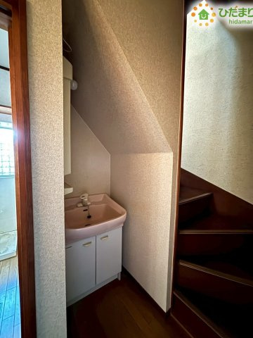 階段下の空間を上手に活用した洗面スペースです！コンパクトながら鏡の下に収納扉があり、洗面用具や洗剤などを隠してしまえます♪廊下からすぐにアクセスできるため、帰宅後の手洗い習慣もバッチリです♪