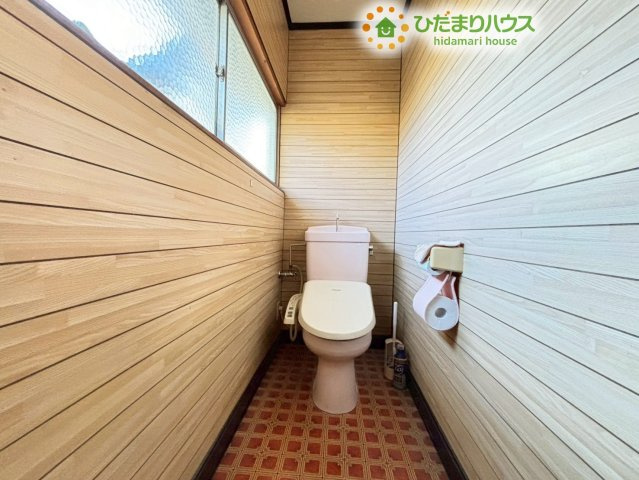 窓付きで明るいトイレスペースです！壁に木目が施された温かみのある内装で、床はタイル調になっており、汚れが拭き取りやすくお手入れが簡単です！窓を開ければいつでも気持ちよく換気が行えますよ♪