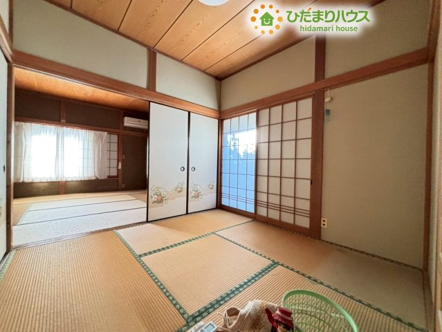 本格的な真壁づくりの和室です！畳の香りに包まれて、ご家族みんなでゴロゴロくつろぐスペースとして使っていただけます♪襖を閉めれば独立した空間になるため、急な来客時のお泊まり用のお部屋としても便利です♪