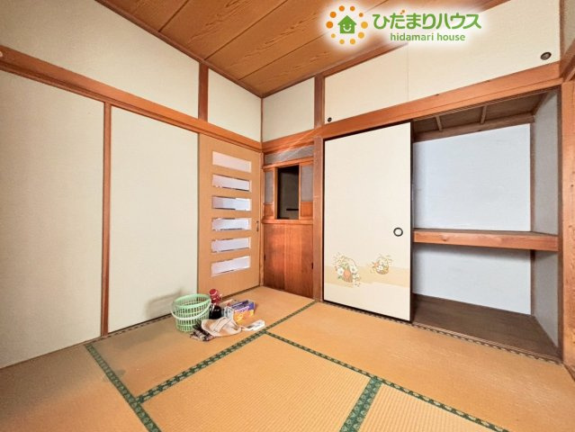 和室にある大容量の押し入れ収納です！お布団を上下に分けてたっぷりしまえるのはもちろん、お子様のおもちゃ箱や季節ものの大きな家電もすっぽり収まるので、お部屋の中をいつでもすっきりと保てます♪