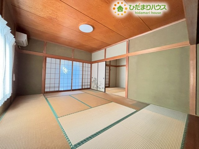続き間になっている和室の様子です！襖を開けることで2つの和室が大きな一つの大空間になり、ご親戚が集まったときや、お子様がお友達をたくさん呼んでみんなで遊ぶときにも十分な広さを確保できます♪