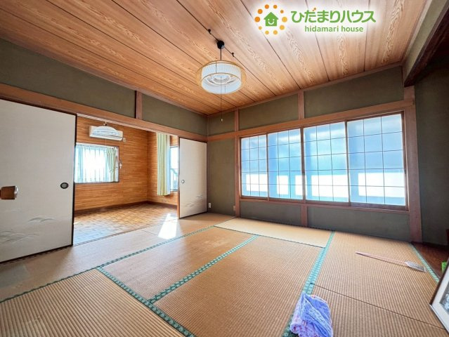 主寝室におすすめの広々とした和室です！大きな窓があり、朝は爽やかな光ですっきりと目覚めることができます♪収納もあり、衣服や小物を綺麗にまとめて保管できます♪