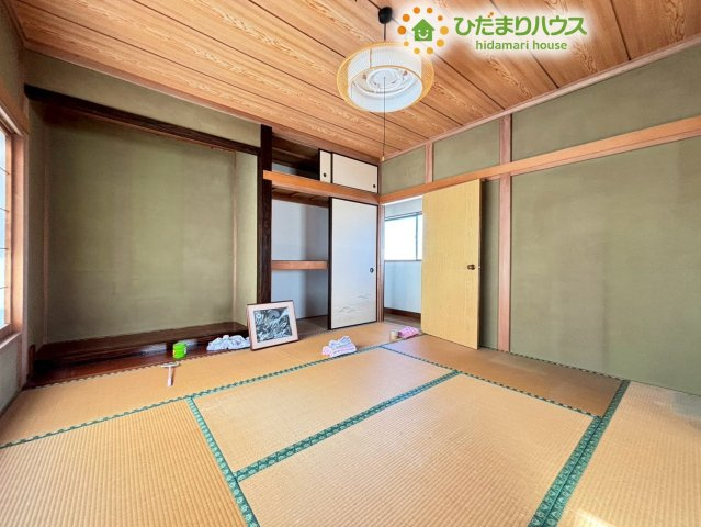 別角度から見た和室の収納部分です！お部屋ごとにしっかり収納が確保されているため、ご家族一人ひとりの私物をそれぞれの部屋へ綺麗に収めることができ、リビングにお荷物が散らかるのを防げますね♪
