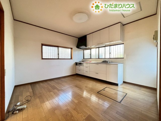 ダイニングキッチンです！こちらには、ダイニングの他に洋室も隣接しているため、広々と開放的な空間です！キッチンからも和室が見渡せるので、安心ですね♪