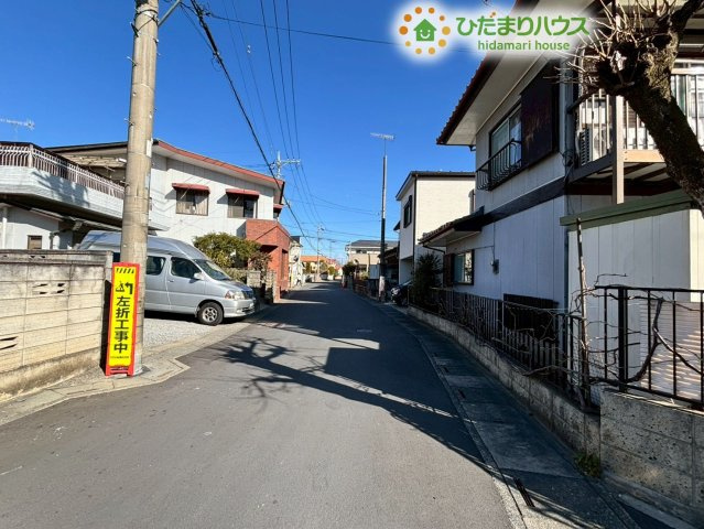 物件前の前面道路です！閑静な住宅街です！車の通りも少ないため、小さなお子様がいるご家庭も安心ですね♪