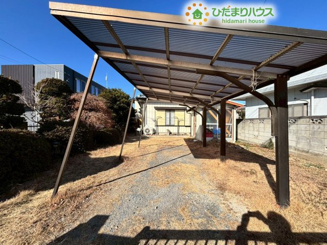 屋根付き駐車スペースです！こちらは、お庭のスペースを確保しつつ、さらに複数台分の車を停めることができます！車の運転が苦手な方も、安心して駐車できますよ♪