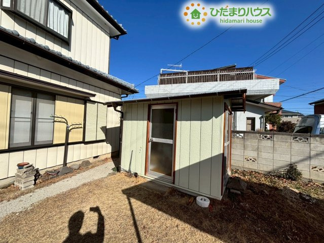 敷地内にある便利な屋外物置です！ガーデニング用品や洗車用具、お子様の外遊び用おもちゃ、スタッドレスタイヤなども、出し入れがスムーズにできてとても重宝します♪