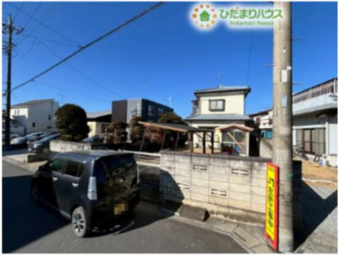 道路から見た外観です！周辺は落ち着いた住宅街で陽当たりを遮る高い建物がないため、一年中しっかりと明るい陽の光が入ってきます！お庭のスペースもあり、プライベート感があるのも良いですね♪
