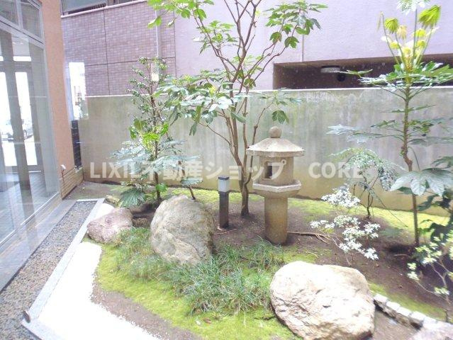 建物や壁に囲まれた外部空間で、採光・通風の確保、防犯性の向上といったメリットもございます。