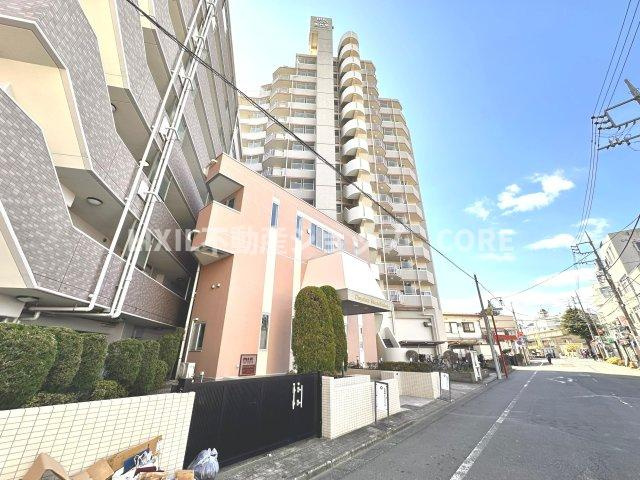 スーパーやドラッグストアなどの買い物施設が近くにあり、生活便利な立地になります！