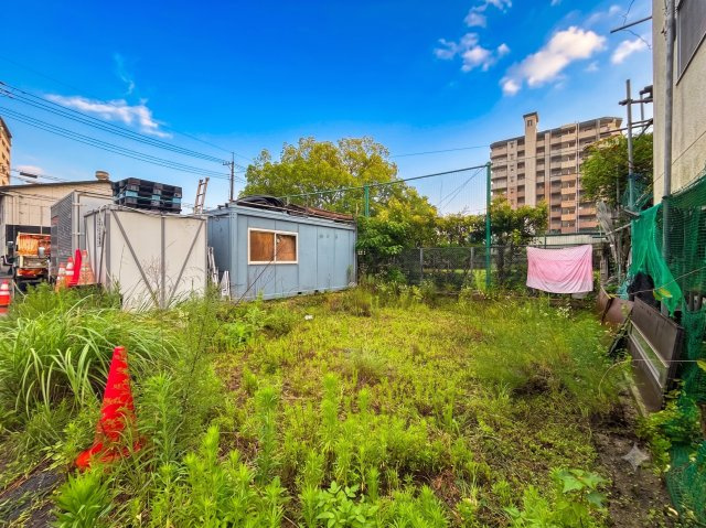 敷地全体の様子が分かる現地写真です。道路から奥行きのある敷地です。現地では陽当たりや周辺の街並み、道路との位置関係などもぜひご確認いただき、理想の住まいづくりのイメージを膨らませてみてください。