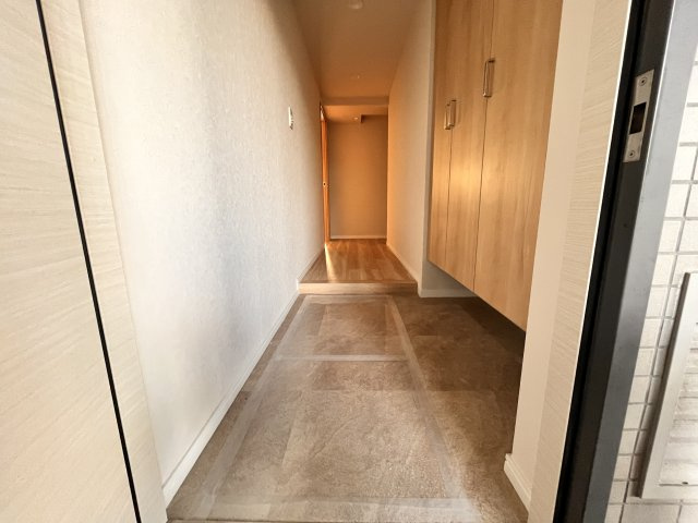 玄関も広く、シューズクローゼットの下があいているので、いつも使う靴は、下に置いておくこともできて、便利。
