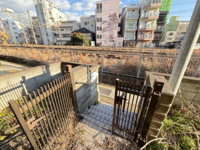 門扉付きで、外部との境界が明確な敷地入口です。フェンスや門まわりをリフォームすることで、防犯性とデザイン性を両立できます。高低差を活かした造りのため、周囲からの視線が気になりにくい点も特徴です。