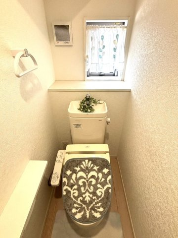 1階のトイレです☆収納棚も確保されておりますので困りません♪