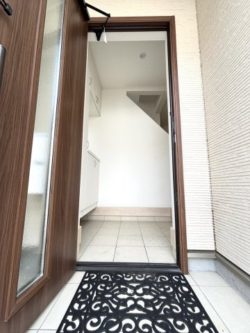 お洒落な木目状のドアが特徴です☆