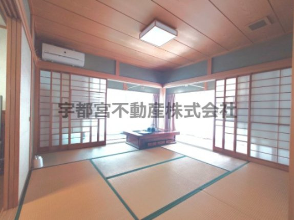 1階和室は、なんと8帖　LDKと続けてお使い頂けます。　障子の奥は、縁側としてL字に流れており、日向ぼっこなどいかがでしょうか。