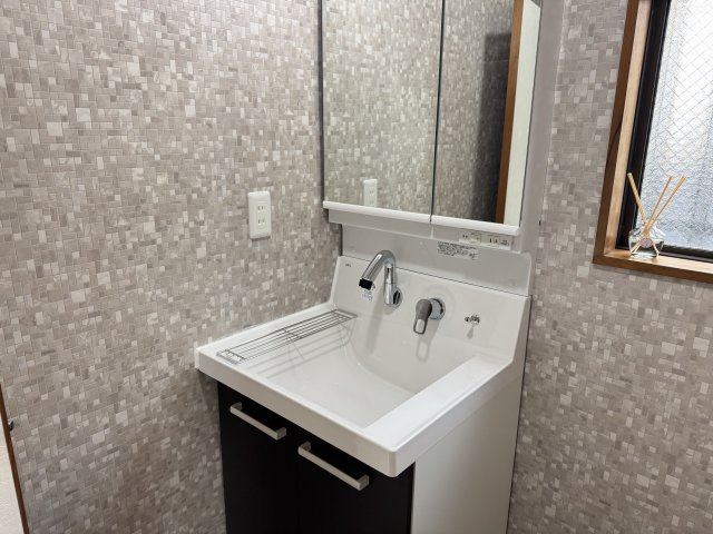 ～新規交換済、2面鏡付きの独立洗面台（LIXIL製）～