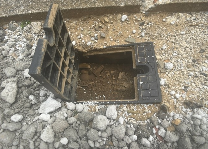 敷地内には、散水栓や立水栓があります。水道水を直接利用できるため、水を運ぶ手間を省くことが出来ます。大量の水を必要とする洗車作業や清掃などに役立ちます。その他設備とあわせて、現地でご確認ください。