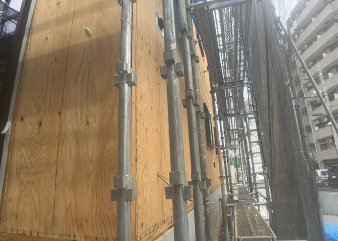 建物建築の外壁の主流となっているサイディング仕様は、板を外壁に貼り合わせる施工方法です。金属系・木質系・窯業系があり、断熱性や耐用性などが異なります。外壁の色やデザインなど詳細は現地でご確認ください。