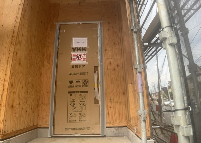モニターで来訪者を確認して、目的が分からない場合はインターホンを通じて室内から会話することができます。怪しいと感じた場合はインターホン越しにお帰りいただくことができるので、直接会うことがなく安全です。