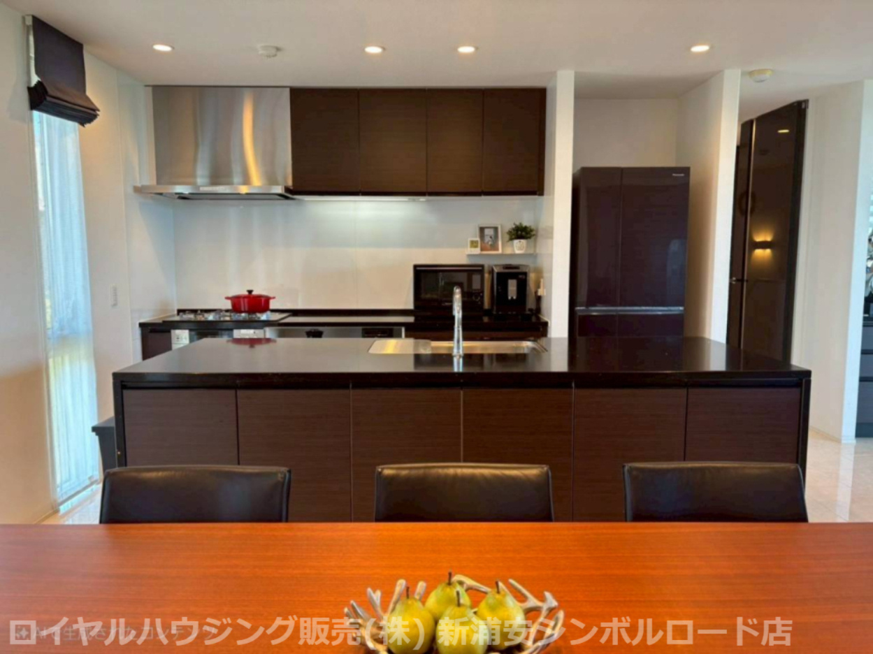 天然石をふんだんに使った耐久性・デザイン性に優れたアイランドキッチン