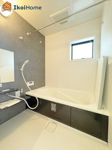 ◆同社施工例◆小窓があり換気良好の浴室です。清潔な空間を保てます。