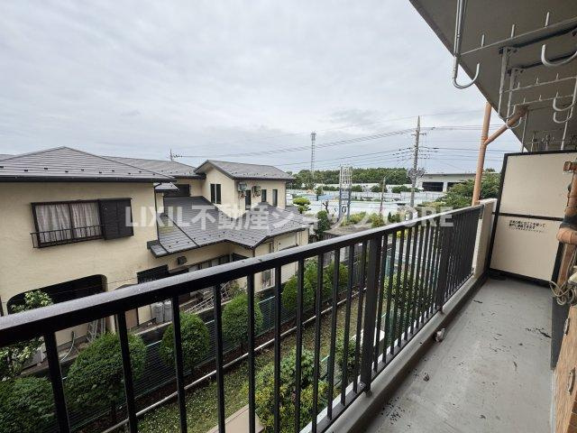 開放感いっぱいの眺望と共に光と風を享受するバルコニー。景観を眺めることができます。　