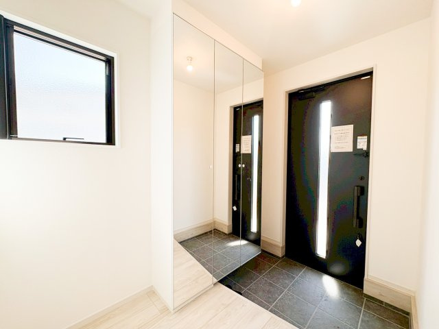 全身鏡つき大型シューズボックスのある玄関