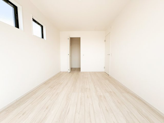 主寝室にはウォークインクローゼットもついて収納豊富です