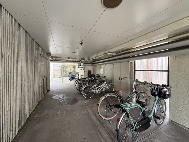 屋根付きの駐輪スペースを確保しており、大切な自転車を雨風から守ります。通勤・通学やお買い物など、日常的に自転車を利用される方に嬉しいポイントです。ゆとりのある配置で出し入れもしやすく、使い勝手◎