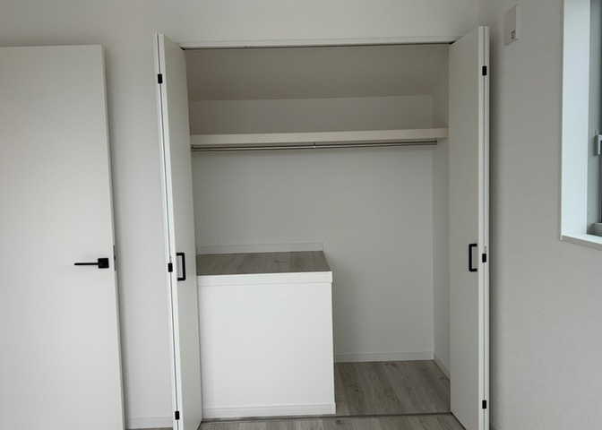 デザイン性を重視しすぎて収納が少なかった！なんてことにならないため、事前に現地で収納の数を確認しておくことをお勧めします。クローゼット以外にも床下収納や屋根裏収納、パントリーなどもチェックしましょう。