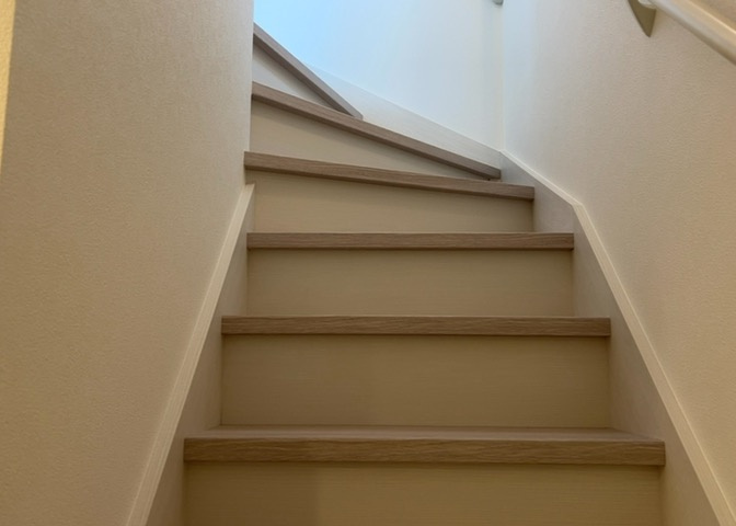 建物の上下階の通路である階段は、その位置によって動線や室内の印象が大きく左右されます。手摺にも重要な役割があり、転倒の防止・歩行や動作を円滑にして日常生活を支えることを主な目的として設置されています。