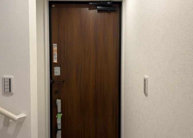 玄関は家の顔でもあり、家族以外の目にも止まる場所です。玄関は外との間を仕切る扉、靴などをしまっておく収納スペース、靴脱ぎのたたきスペース、来客とのやり取りをするドアホンなど複数のアイテムからなります。