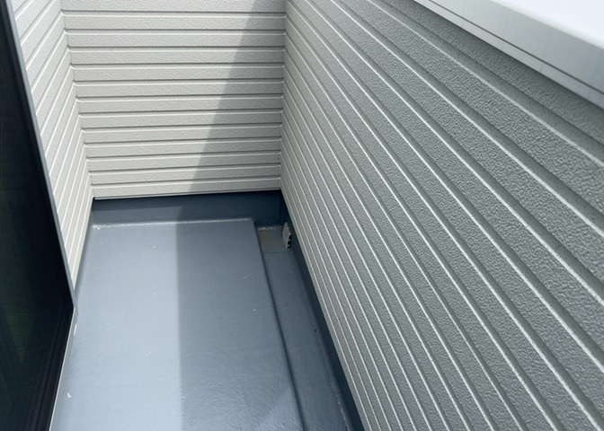 バルコニーは、室外の専用スペースのうち、「屋根がなく開放された空間」であるものを指します。ベランダより広いタイプのものが多く、日当たりもよいため家庭菜園などを楽しみたい人にとって適した環境となります。