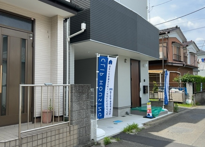 住宅用の土地では前面道路に2m以上接していなければならないと法律で定められています。しかし、お持ちの車のサイズやライフスタイルなどにより、2mでは利便が悪い場合もございますので、事前に確認しましょう。