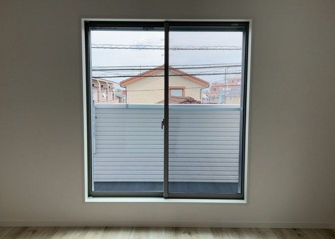 サッシとは、ガラス窓に使用される金属製の窓枠のことです。一般的に住宅建築では、金属製建具工事の段階で備え付けるもので、ガラス類や玄関、バスルームのスチール製のドアなどと同じタイミングで工事を行います。