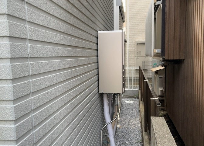 省エネ給湯器とは従来型の給湯器より熱効率が高く、少ない燃料でたくさんのお湯を沸かすことが出来る高効率な給湯器のことを指します。また、省エネ給湯器には種類があり、利便性や効果なども様々です。